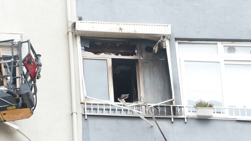 İstanbul Üsküdar'da 10 katlı bir binada yangın çıktı. Binada mahsur kalan 4 kişi yaralandı.