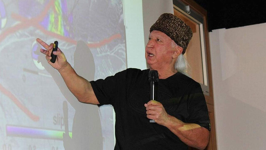 Marmara ve Balıkesir'de meydana gelen büyük depremleri önceden doğru tahmin eden Prof. Dr. Şener Üşümezsoy katıldığı canlı yayında İstanbul için en kötü senaryoyu açıklayarak Marmara Denizi'nden geçen 2 fay hattı için uyarılarda bulundu. Prof. Dr. Şener Üşümezsoy ayrıca 6,2 büyüklüğünde bir deprem beklediği noktayı da açkladı.