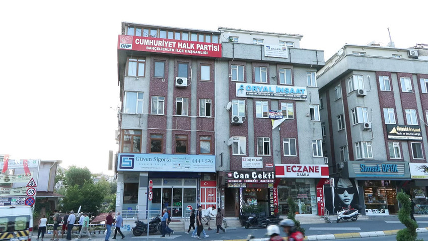 Cumhuriyet Halk Partisi Genel Merkezi, İstanbul İl Başkanlığı binasını yeni il başkanı ve y&ouml;netim se&ccedil;ilene kadar kapatma kararı aldı. Yeni il binasının adresi Bah&ccedil;elievler İl&ccedil;e Başkanlığı oldu.