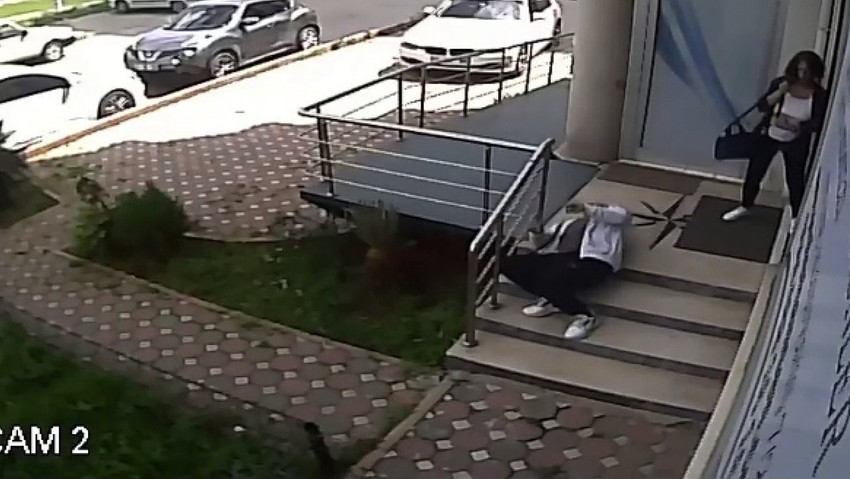 Adana'da boyun fıtığı şikayetiyle gittiği doktorun muayenehanesinin önünde kalp krizi geçiren 50 yaşındaki bir kişi hastaneye kaldırıldı. 