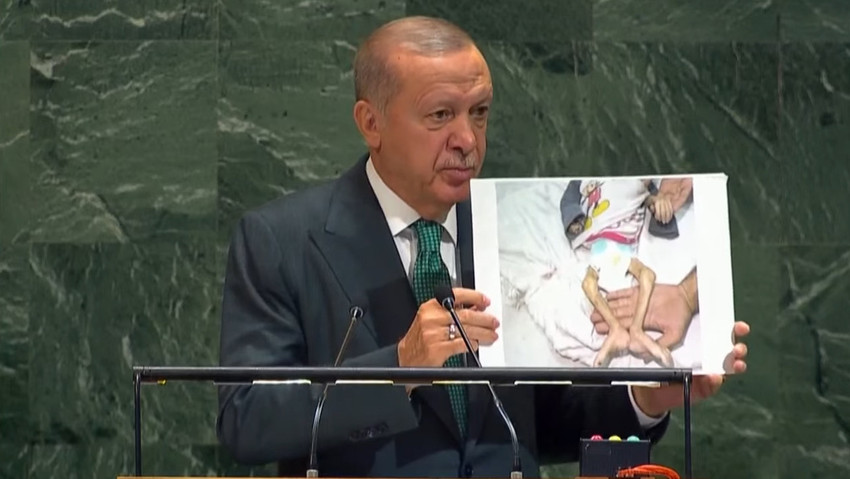 Cumhurbaşkanı Recep Tayyip Erdoğan, Birleşmiş Milletler Genel Kurulu'nda açıklamalarda bulundu. Gazze'deki insanlık dramını gözler önüne seren fotoğraflarla dünyaya seslenen Erdoğan, ''Tayyip Erdoğan olarak içim yanarak söylüyorum. Henüz 2-3 yaşındaki elleri, kolları, bacakları olmayan masum yavrucuklar bugün maalesef Gazze'nin olağan fotoğrafı haline gelmiştir.'' ifadelerini kullandı.