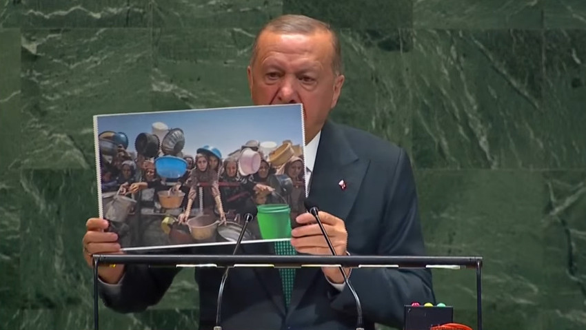 Cumhurbaşkanı Recep Tayyip Erdoğan, Birleşmiş Milletler Genel Kurulu'nda açıklamalarda bulundu. Gazze'deki insanlık dramını gözler önüne seren fotoğraflarla dünyaya seslenen Erdoğan, ''Tayyip Erdoğan olarak içim yanarak söylüyorum. Henüz 2-3 yaşındaki elleri, kolları, bacakları olmayan masum yavrucuklar bugün maalesef Gazze'nin olağan fotoğrafı haline gelmiştir.'' ifadelerini kullandı.