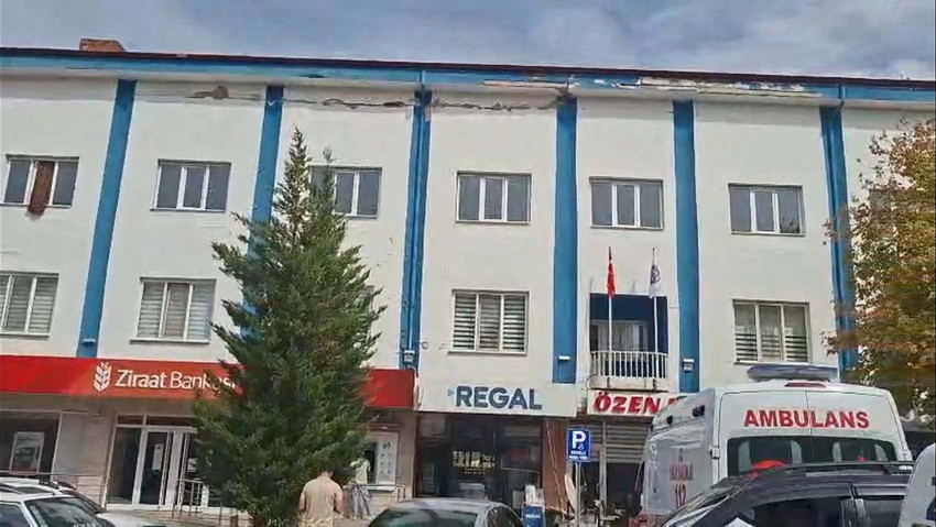 Kütahya'nın Simav ilçesinde 5.4 büyüklüğünde deprem meydana geldi. Deprem İstanbul'un da aralarında bulunduğu birçok ilde hissedildi.