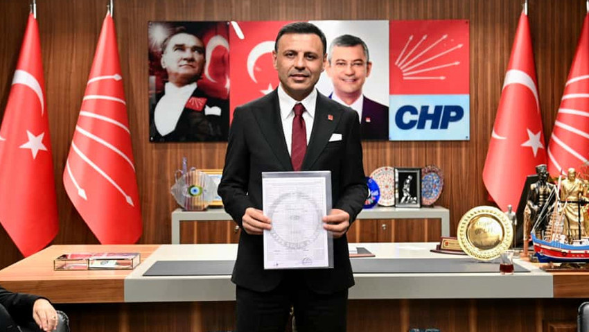 CHP İstanbul İl Başkanı Özgür Çelik, kongrede yeniden başkan seçilmesinin ardından Sarıyer İlçe Seçim Kurulu'na gelerek mazbatasını aldı.