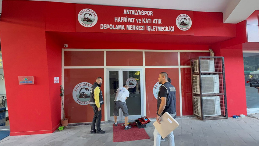 Antalya Büyükşehir Belediyesi'ne yönelik 'rüşvet' soruşturmasında 6'ncı dalga operasyonunda, haklarında gözaltı kararı verilen 20 şüpheliden 16'sı gözaltına alındı. 