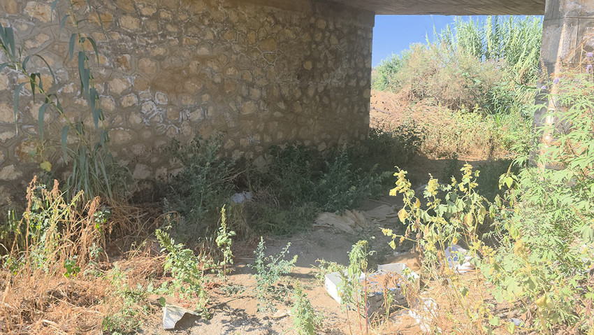 İzmir'in Tire ilçesinde bir kadının, evlilik dışı doğan bebeğini çuvala koyarak köprünün altına gömdüğü iddia edildi. Şüpheli anne ve ailesi gözaltına alınırken, annenin 5 yıl önce de pazarda doğurduğu bebeğini tezgahta ölüme terk ettiği ortaya çıktı.