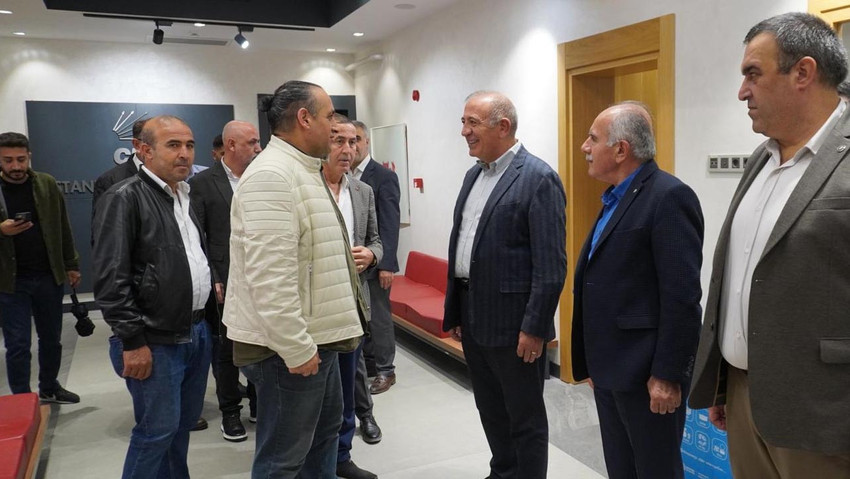 CHP İstanbul İl Başkanı Gürsel Tekin yoğun çalışmalarına Sarıyer’de bulunan CHP İstanbul İl Başkanlığı’nda devam ediyor. 