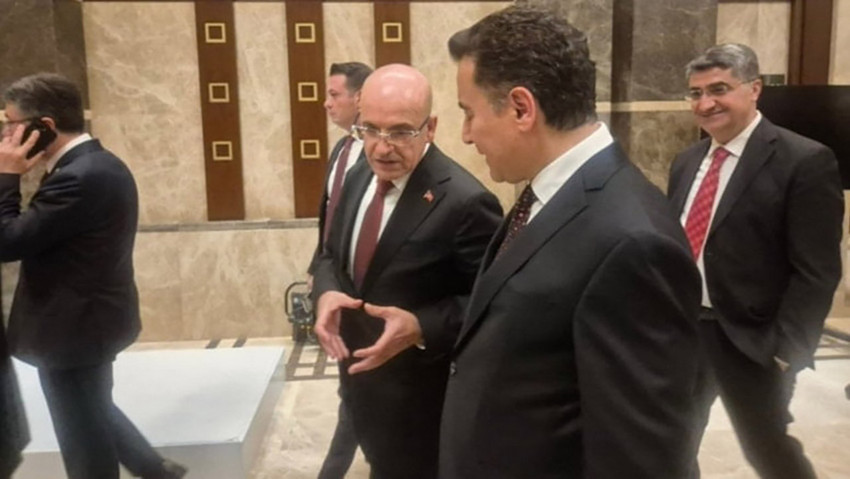 AK Parti'ye geri döneceği konuşulan DEVA Partisi Genel Başkanı Ali Babacan, kulisleri sallayan iddiaya ilk kez yanıt verdi. 