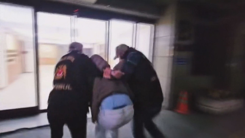 İstanbul Beyoğlu'nda bir kişinin boynuna tasma taktığı bir kadını gezdirdiği anlara dair görüntüler infial yaratmıştı. Hem şahıs hem de kadın gözaltına alındı.