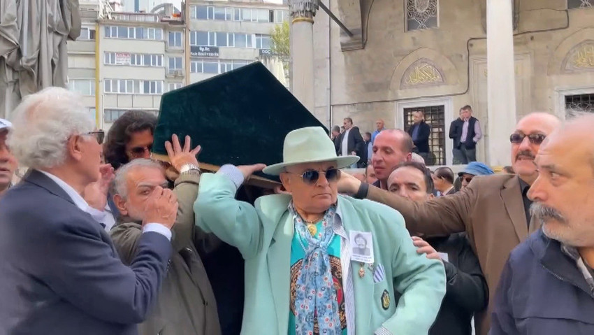 İstanbul'da yolun karşısına geçmeye çalışırken motosikletin çarpması sonucu hayatını kaybeden Türk sinemasının duayen ismi 85 yaşındaki Engin Çağlar, Şişli Merkez Camii’nde kılınan cenaze namazının ardından son yolculuğuna uğurlandı.