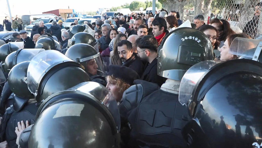 Silivri'de tutuklu bulunan Ekrem İmamoğlu'nun diploma davası öncesi gerginlik çıktı. Güvenlik barikatını aşıp içeri girmek isteyen kalabalık ile jandarma ekipleri arasında arbede yaşandı.