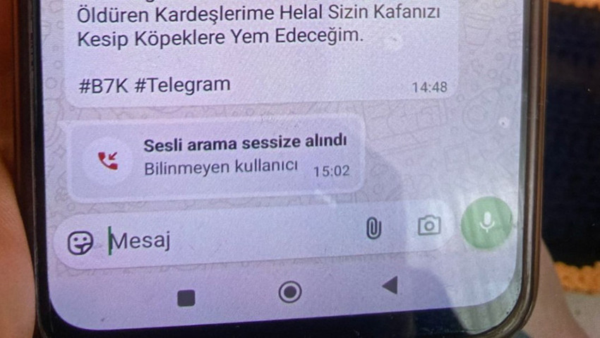 Bolu'da 15 yaşındaki Alperen'e yumruk atarak &ouml;l&uuml;m&uuml;ne sebep olan 2 sanığın yargılanmasına devam edilirken, 13 yaşındaki tutuklu sanığın cinayetten 1 saat &ouml;ncesinde sosyal medyadan yaptığı silahlı paylaşım ve Alperen'in ailesinin cep telefonlarına g&ouml;nderilen tehdit mesajları da ortaya &ccedil;ıktı.