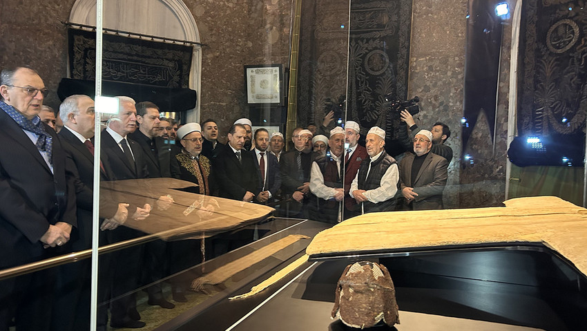 İstanbul Fatih’te 175 yıllık gelenek devam ediyor! Peygamber Efendimiz’in vasiyetiyle Veysel Karani Hazretleri’ne bırakılan Hırka-i Şerif, Ramazan’ın ilk cuma gününde dualarla kapılarını açtı.