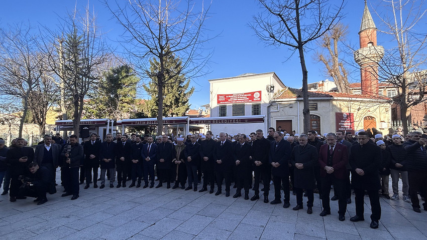 İstanbul Fatih’te 175 yıllık gelenek devam ediyor! Peygamber Efendimiz’in vasiyetiyle Veysel Karani Hazretleri’ne bırakılan Hırka-i Şerif, Ramazan’ın ilk cuma gününde dualarla kapılarını açtı.