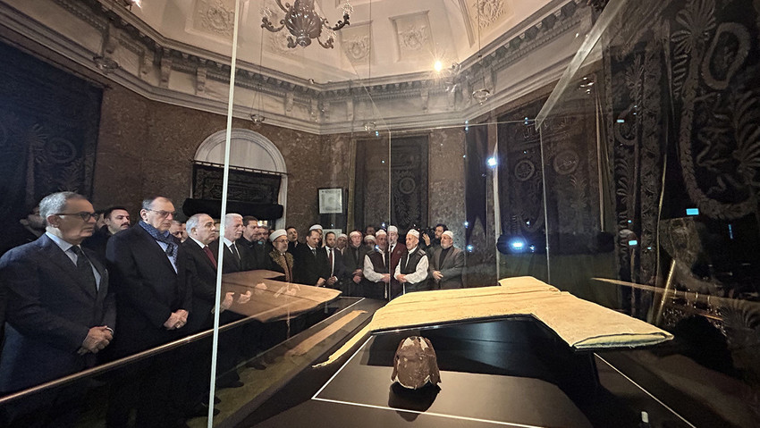 İstanbul Fatih’te 175 yıllık gelenek devam ediyor! Peygamber Efendimiz’in vasiyetiyle Veysel Karani Hazretleri’ne bırakılan Hırka-i Şerif, Ramazan’ın ilk cuma gününde dualarla kapılarını açtı.