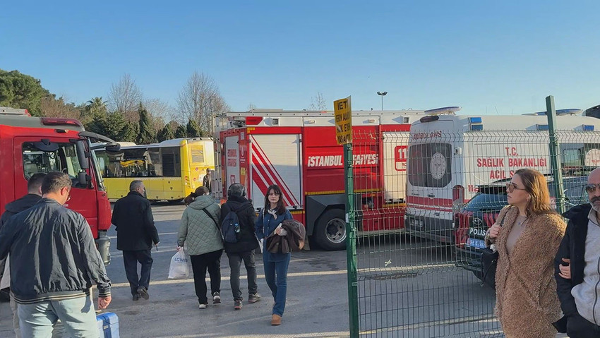 Hacıosman Metro İstasyonu'nda raylara atlayan bir kadın hayatını kaybetti. Metro istasyonu ge&ccedil;ici olarak seferlere kapatıldı.