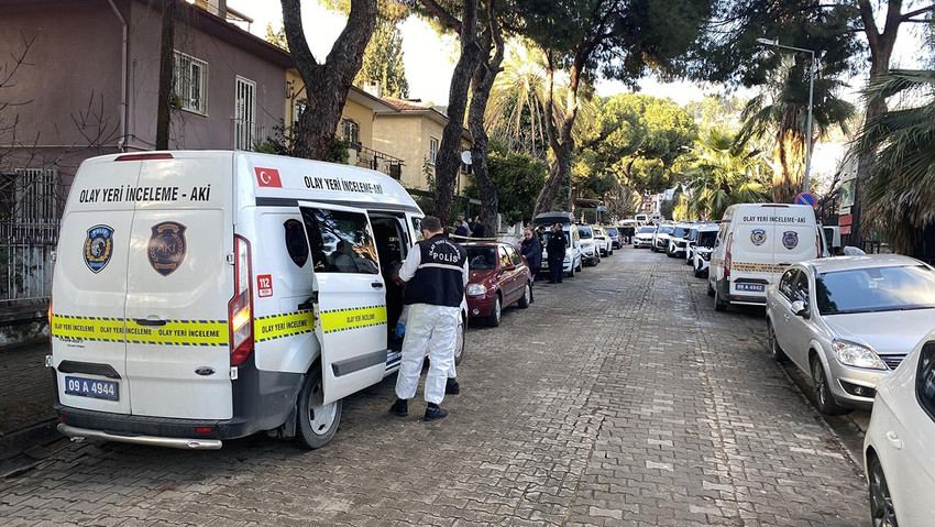 Aydın&rsquo;ın Efeler il&ccedil;esinde yaşlı &ccedil;iftin &ouml;ld&uuml;r&uuml;lmesiyle ilgili soruşturmada yeni detaylar ortaya &ccedil;ıktı. Evin &ouml;n&uuml;nde g&ouml;r&uuml;len mavi poşetin cinayetin aydınlatılmasına kilit rol oynadığı belirtildi.