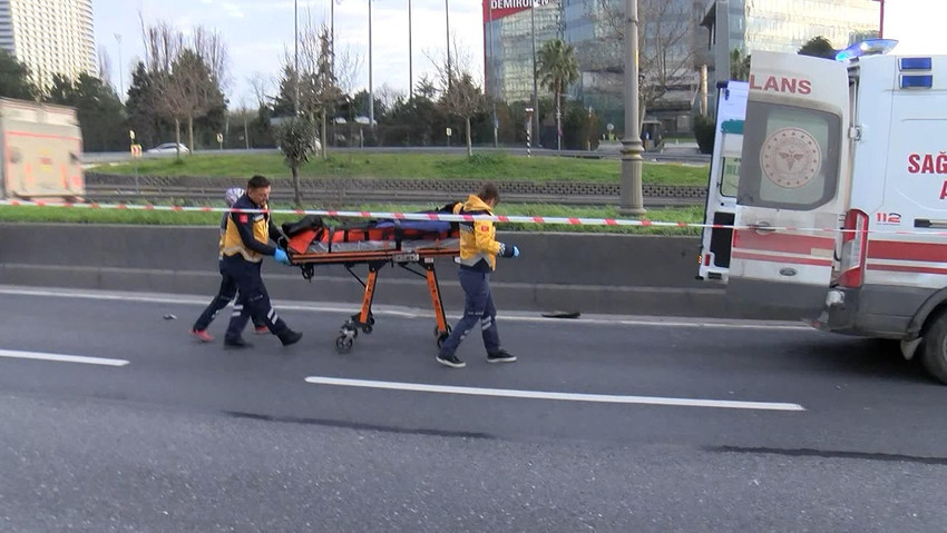 İstanbul Bağcılar O-3 Avrupa Otoyolu'nda kamyonetinden inen şoföre, önce bir otomobil ardından ise cip çarptı. Talihsiz şoför olay yerinde hayatını kaybetti.