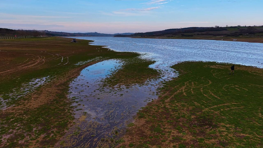 İstanbul'da son d&ouml;nemde etkili olan yağışlar barajlara ila&ccedil; gibi geldi. Megakente su sağlayan barajların doluluk oranı y&uuml;zde 43'&uuml; aştı.