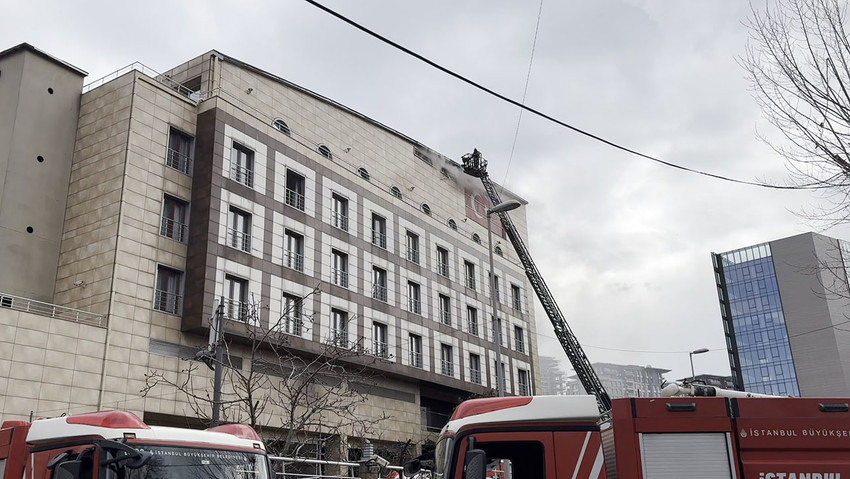 İstanbul Merter'de bulunan polisevinin çatısında yangın meydana geldi. Bölgeden dumanlar yükselirken, olay yerine itfaiye ekibi sevk edildi.
