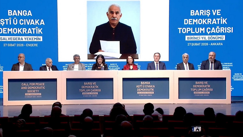 Eli kanlı b&ouml;l&uuml;c&uuml; ter&ouml;r &ouml;rg&uuml;t&uuml; PKK'nın bebek katili elebaşısı Abdullah &Ouml;calan'ın ter&ouml;r &ouml;rg&uuml;t&uuml; PKK'ya fesih &ccedil;ağrısı yaptığı 27 Şubat 2025 silah bırakma ve fesih &ccedil;ağrısının birinci yıl d&ouml;n&uuml;m&uuml;nde &Ouml;calan&rsquo;dan ikinci bir a&ccedil;ıklama geldi. DEM Parti tarafından duyurulan mesajda bebek katili &Ouml;calan'ın Cumhurbaşkanı ve AK Parti lideri Erdoğan, MHP lideri Bah&ccedil;eli ve CHP lideri &Ouml;zel ile ilgili kullandığı ifadeler dikkat &ccedil;ekti.