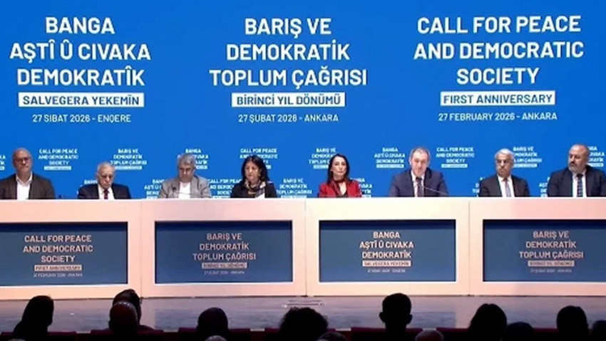 Eli kanlı b&ouml;l&uuml;c&uuml; ter&ouml;r &ouml;rg&uuml;t&uuml; PKK'nın bebek katili elebaşısı Abdullah &Ouml;calan'ın ter&ouml;r &ouml;rg&uuml;t&uuml; PKK'ya fesih &ccedil;ağrısı yaptığı 27 Şubat 2025 silah bırakma ve fesih &ccedil;ağrısının birinci yıl d&ouml;n&uuml;m&uuml;nde &Ouml;calan&rsquo;dan ikinci bir a&ccedil;ıklama geldi. DEM Parti tarafından duyurulan mesajda bebek katili &Ouml;calan'ın Cumhurbaşkanı ve AK Parti lideri Erdoğan, MHP lideri Bah&ccedil;eli ve CHP lideri &Ouml;zel ile ilgili kullandığı ifadeler dikkat &ccedil;ekti.