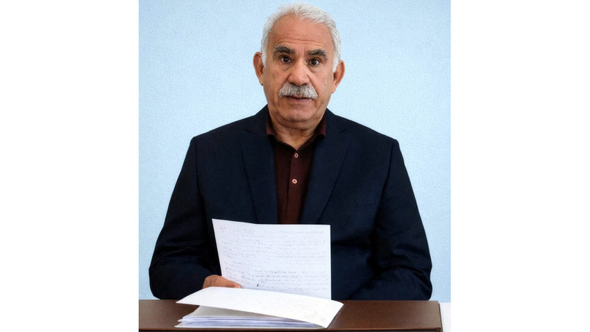 Eli kanlı b&ouml;l&uuml;c&uuml; ter&ouml;r &ouml;rg&uuml;t&uuml; PKK'nın bebek katili elebaşısı Abdullah &Ouml;calan'ın ter&ouml;r &ouml;rg&uuml;t&uuml; PKK'ya fesih &ccedil;ağrısı yaptığı 27 Şubat 2025 silah bırakma ve fesih &ccedil;ağrısının birinci yıl d&ouml;n&uuml;m&uuml;nde &Ouml;calan&rsquo;dan ikinci bir a&ccedil;ıklama geldi. DEM Parti tarafından duyurulan mesajda bebek katili &Ouml;calan'ın Cumhurbaşkanı ve AK Parti lideri Erdoğan, MHP lideri Bah&ccedil;eli ve CHP lideri &Ouml;zel ile ilgili kullandığı ifadeler dikkat &ccedil;ekti.