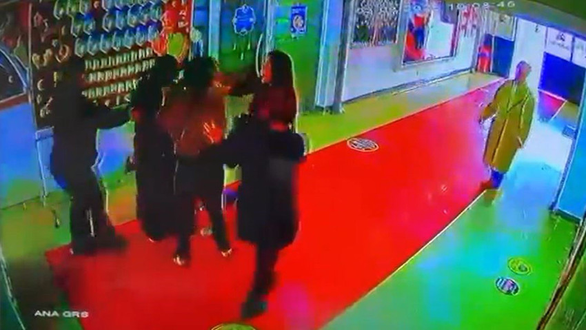 İstanbul Esenyurt'ta bir ana sınıfında yaşanan tartışmada okul koridorları savaş yerine d&ouml;nd&uuml;. Bir &ouml;ğrenciyi şikayet etmek i&ccedil;in okula giden kadın veli şikayet etmek istediği &ouml;ğrencinin ailenin saldırısına uğradı. G&uuml;venlik kameralarına yansıyan feci arbede sonrası taraflar birbirinden şikayet&ccedil;i oldu. 