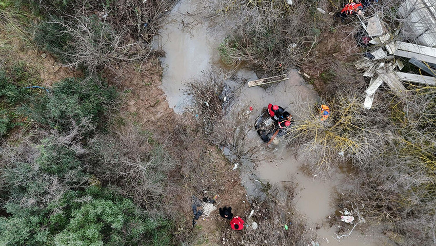 İzmir&rsquo;in Menderes il&ccedil;esinde 5 Şubat akşamı yaşanan ve iki kız kardeşin &ouml;l&uuml;m&uuml;yle sonu&ccedil;lanan "sel felaketi" dosyası, aileden gelen kan donduran iddialarla yeni bir boyut kazandı. Dere yatağına u&ccedil;an otomobilden sağ kurtulan iki erkeğin ifadeleri ile ailenin ş&uuml;pheleri arasındaki derin u&ccedil;urum, olayın bir kazadan ziyade cinayet olabileceği ihtimalini g&uuml;ndeme getirdi.