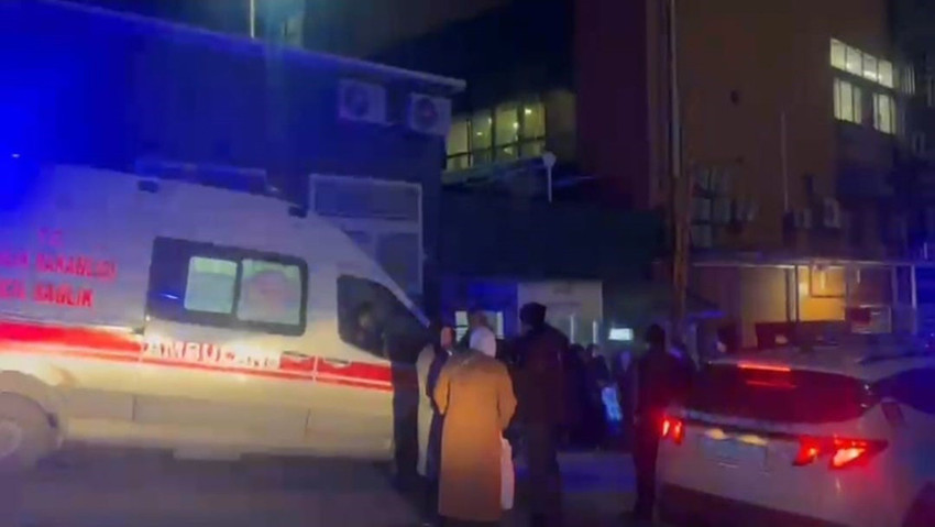 İstanbul Avcılar'daki bir çamaşır suyu üretim tesisinde gece saatlerinde yaşanan olay, bölgede paniğe neden oldu. Kimyasal sızıntı şüphesiyle 8 çalışanın zehirlenerek hastaneye kaldırıldığı olay sonrası, sağlık ekipleri tesise akın etti.