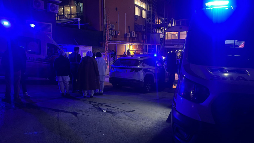 İstanbul Avcılar'daki bir çamaşır suyu üretim tesisinde gece saatlerinde yaşanan olay, bölgede paniğe neden oldu. Kimyasal sızıntı şüphesiyle 8 çalışanın zehirlenerek hastaneye kaldırıldığı olay sonrası, sağlık ekipleri tesise akın etti.