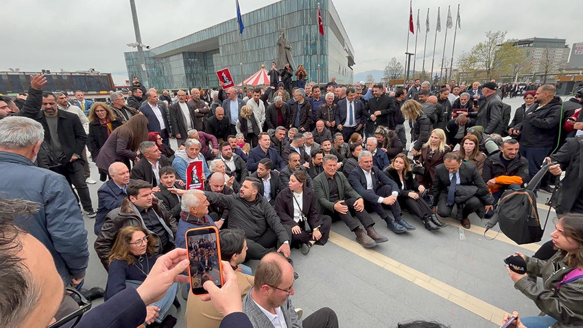 Bursa Büyükşehir Belediyesi'nde Mustafa Bozbey'in tutuklanarak görevden uzaklaştırılmasının ardından yapılan seçimde kapandı, AK Parti dönemi başladı! Bozbey’in tutuklanması üzerine CHP’nin aday çıkarmadığı kritik seçimde, AK Partili Şahin Biba Bursa Büyükşehir Belediye Başkan Vekili oldu..