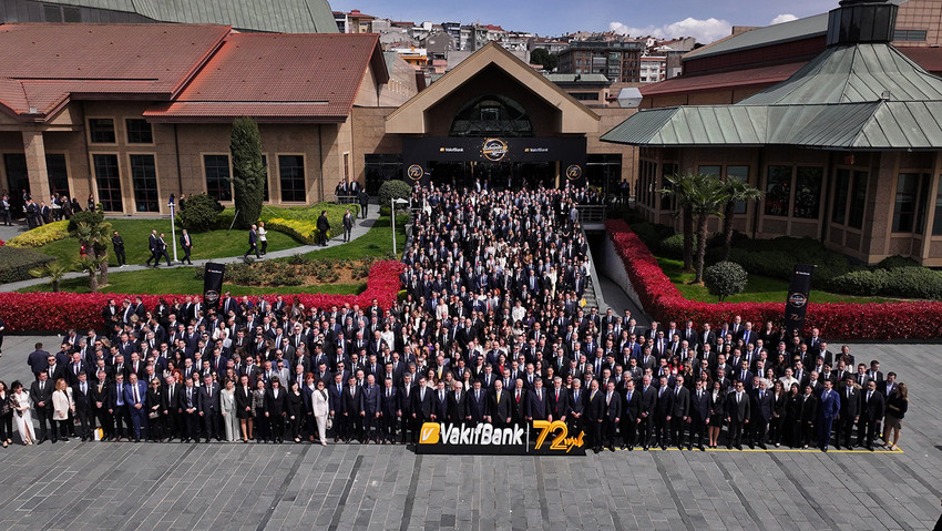 T&uuml;rkiye&rsquo;nin en b&uuml;y&uuml;k ikinci bankası VakıfBank, 72. kuruluş yıl d&ouml;n&uuml;m&uuml;n&uuml; Hali&ccedil; Kongre Merkezi&rsquo;nde kutladı! 1.500 &ccedil;alışanın katılımıyla d&uuml;zenlenen t&ouml;rende 15 ve 20 yıllık emektarlara plaket verilirken, yeni Genel M&uuml;d&uuml;r Osman Arslan bankanın yeni d&ouml;nem vizyonunu a&ccedil;ıkladı. 
