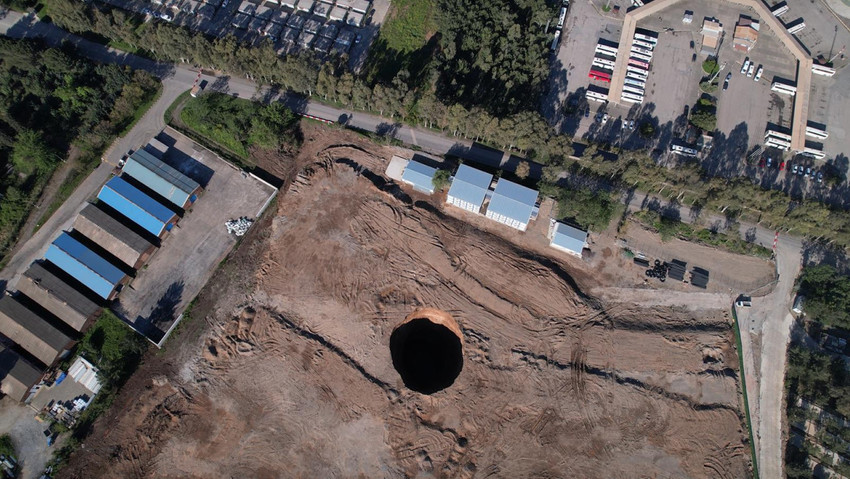 Hatay&rsquo;ın İskenderun il&ccedil;esinde 35 metre &ccedil;apında ve 45 metre derinliğinde dev bir obruk meydana geldi. Devasa &ccedil;ukurun inşaat &ccedil;alışmaları sırasında oluşması &uuml;zerine b&ouml;lgeye jeofizik m&uuml;hendisleri sevk edildi.