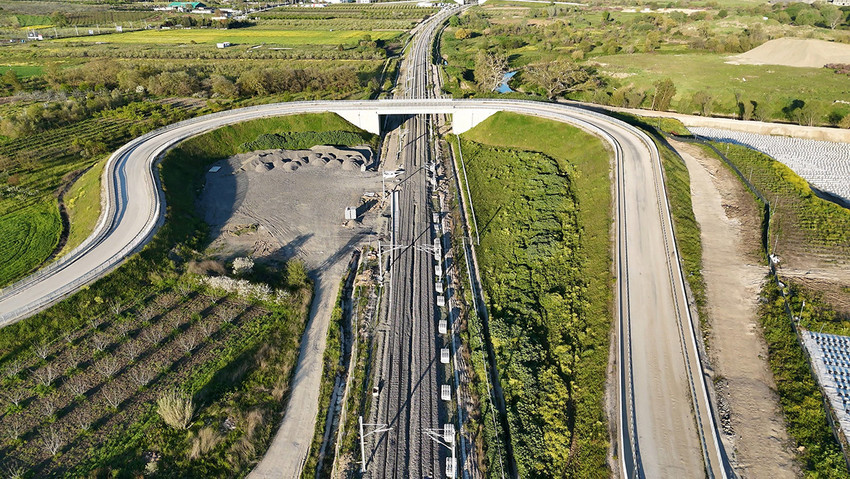 Bursa&rsquo;nın ulaşım tarihini değiştirecek 106 kilometrelik Bursa-Yenişehir-Osmaneli y&uuml;ksek hızlı tren hattında sona yaklaşıldı. Rayların dron ile g&ouml;r&uuml;nt&uuml;lendiği projede test s&uuml;r&uuml;şlerinin 2026 Temmuz ayında başlaması, ilk yolculu seferin ise yıl sonunda yapılması hedefleniyor. 
