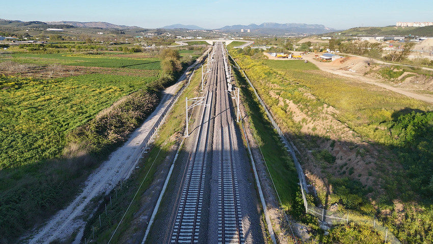 Bursa&rsquo;nın ulaşım tarihini değiştirecek 106 kilometrelik Bursa-Yenişehir-Osmaneli y&uuml;ksek hızlı tren hattında sona yaklaşıldı. Rayların dron ile g&ouml;r&uuml;nt&uuml;lendiği projede test s&uuml;r&uuml;şlerinin 2026 Temmuz ayında başlaması, ilk yolculu seferin ise yıl sonunda yapılması hedefleniyor. 