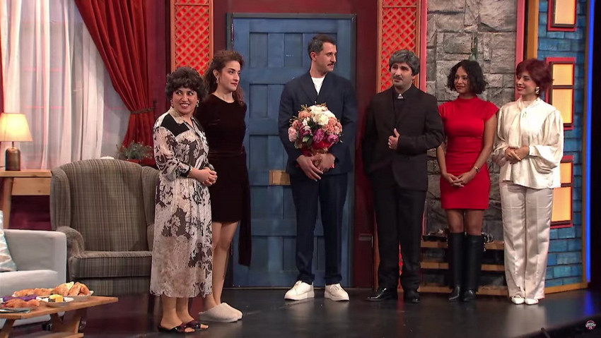 Star TV&rsquo;nin pazartesi akşamlarına damga vuran programı &Ccedil;ok G&uuml;zel Hareketler 2&rsquo;de "Papaz Olduk" skeci ortalığı karıştırdı. M&uuml;sl&uuml;man ve Hristiyan iki ailenin kız isteme merasimini konu alan ske&ccedil;, dini hassasiyetleri zedelediği gerek&ccedil;esiyle sosyal medyada tepki yağmuruna tutuldu. Eleştiriler sonrası BKM Mutfak ekibi skeci YouTube kanalından sildi ve bir &ouml;z&uuml;r metni paylaştı.