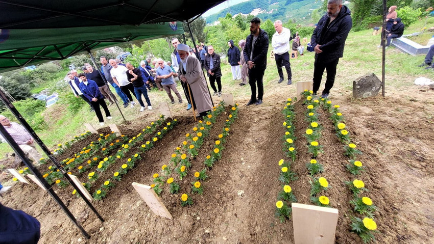 Giresun'da bayram tatili yolunda kırmızı ışıkta beklerken bir TIR'ın çarpması sonucu meydana gelen zincirleme kazada hayatını kaybeden anne, baba ve 3 çocuğu, memleketleri Trabzon'un Arsin ilçesinde yan yana toprağa verildi. Annenin kazadan önce "Korktuğum tek şey anne diye seslendiğinde o sesi bulamaması" şeklindeki paylaşımı yürekleri dağladı.