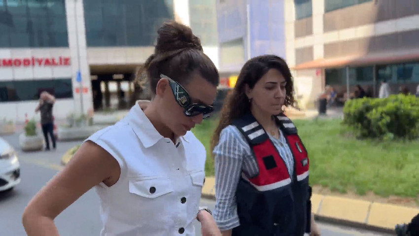 Ünlülere yönelik uyuşturucu soruşturması kapsamında hakkında gözaltı kararı verilen oyuncu Serenay Sarıkaya, jandarma ekiplerince gözaltına alındı. Adli Tıp Kurumu'nda test veren Sarıkaya serbest bırakıldı.
