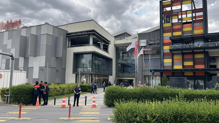 Kayseri'nin Melikgazi ilçesindeki bir AVM'de ankesörlü telefonla asılsız 'canlı bomba' ihbarı yapan 13 yaşındaki M.B.T., emniyet güçlerinin kamera incelemeleri sonucu yakalandı. İhbar üzerine AFAD, itfaiye ve polis ekiplerinin bölgede yaptığı detaylı aramalarda olumsuz bir duruma rastlanmadı.