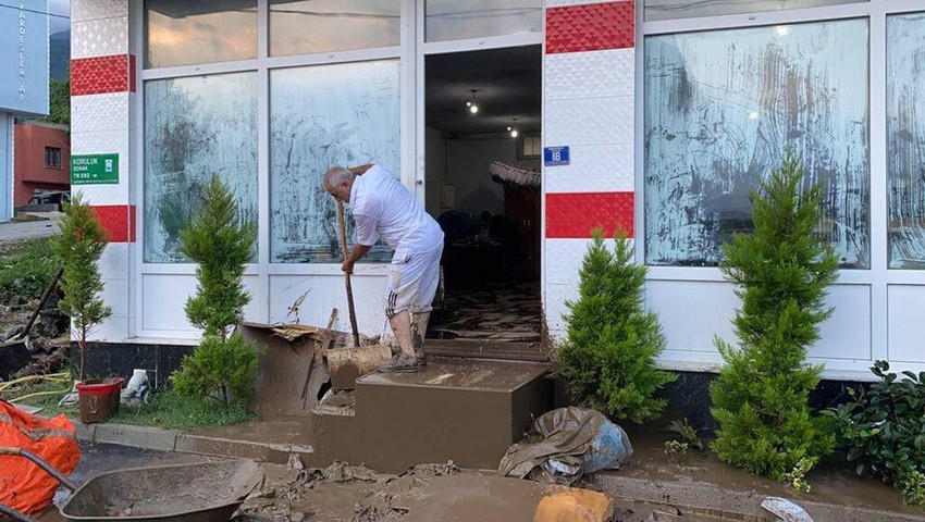 Yağışlar Bursa'yı birbirine kattı! Ev ve iş yerleri sular altında - Resim: 2