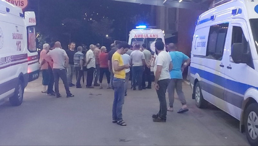 Rize'de devlet hastanesi acil servisinde aralarında husumet bulunan şahıslar arasında çıkan silahlı çatışmada biri polis, biri jandarma 5 kişi yaralandı. 