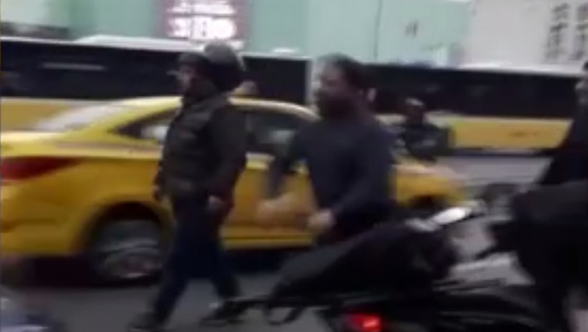 İstanbul trafiğinde yaşanan tartışmalara bir yenisi daha eklendi. Bir motosiklet sürücüsünün "50 tane dosyam var" diyerek kendisine çarpan aracın sürücüsünün üzerine yürüdüğü anlar kameralara yansıdı.