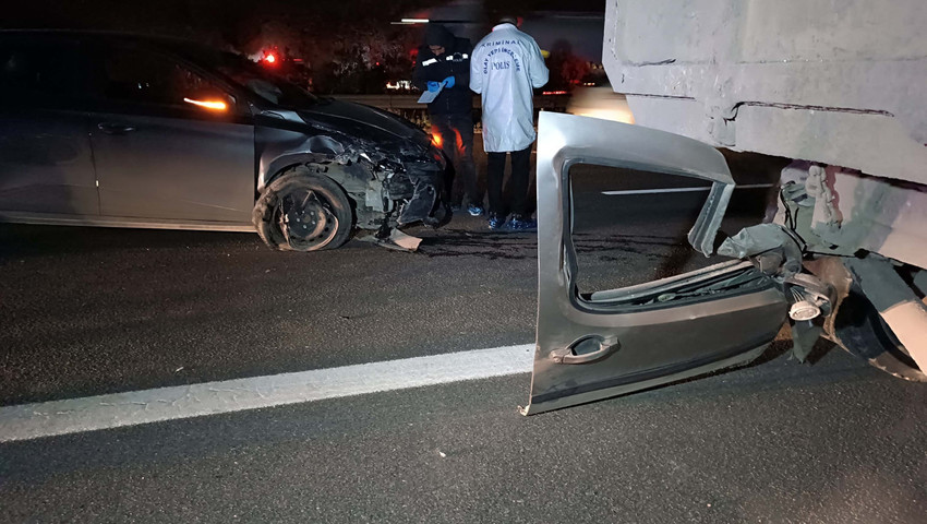 Gaziantep'te otomobil, hafif ticari araç ile kamyonun karıştığı kazada 2 kişi hayatını kaybetti, 2 kişi de yaralandı. 