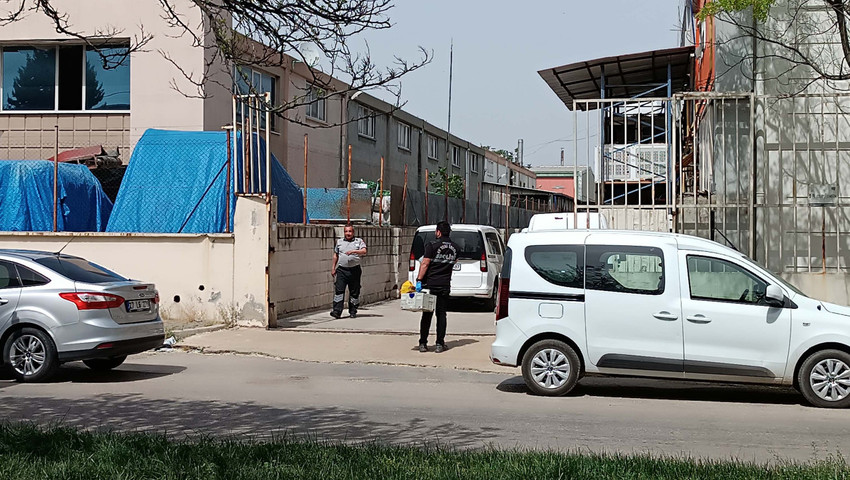 Gaziantep'te fabrika işçisi M.Ö. (60) mesai arkadaşı O.B.'yi (49) çıkan tartışmada tabancayla başına ateş ederek öldürüp, intihar etti.