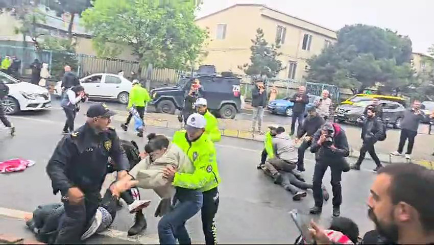 İstanbul'da Taksim Meydanı'na yürümek isteyen gruplara polis müdahale ederken, çok sayıda kişi gözaltına alındı.