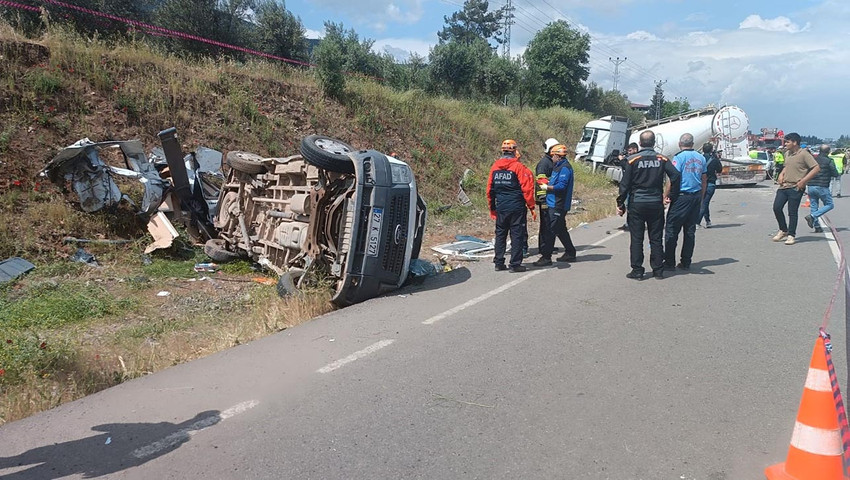 Gaziantep'in İslahiye ilçesinde beton mikseri ile yolcu minibüsü çarpıştı. Kazada 8 kişi öldü, çok sayıda kişi de yaralandı.