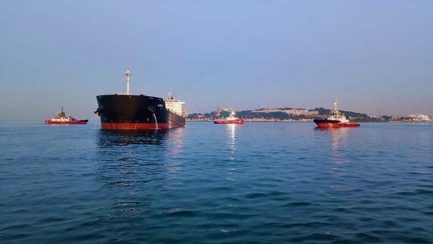 Haydarpaşa önünde makine arızası nedeniyle kara oturan ALEXIS isimli yük gemisi nedeniyle İstanbul Boğazı'nda gemi trafiği çift yönlü ve geçici olarak askıya alındı.