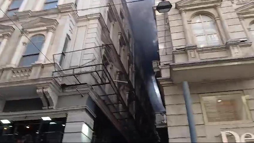 İstanbul'un kalbi İstiklal Caddesi'nde bir mağazada yangın çıktı. Caddeyi kaplayan dumanlar birçok noktadan görüldü.