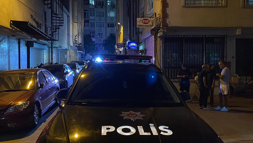 İstanbul Küçükçekmece'de yalnız yaşayan üniversite öğrencisi genç kızın evine giren uyuşturucu madde etkisindeki ev sahibinin oğlu, polis ekipleri tarafından yakalandı.